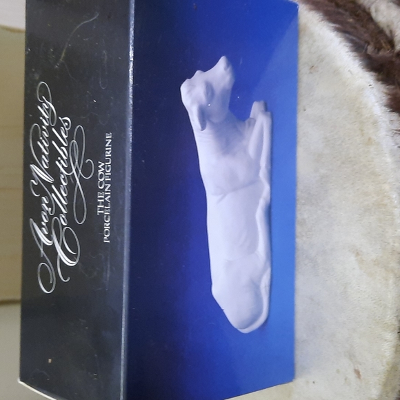 NIB AVON NATIVITY COLLECTIBLES WHITE MANGER PORCELAIN COW VINTAGE - Picture 1 of 4